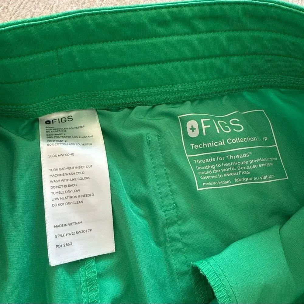 FIGS Women’s Scrub set - Picture 11 of 13